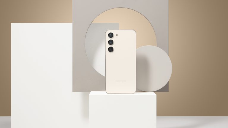 Ein Galaxy S23 steht auf einer kleinen Box.