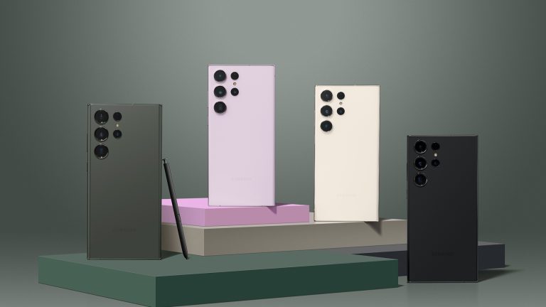Das Galaxy S23 Ultra steht in verschiedenen Farben in einer Szene.