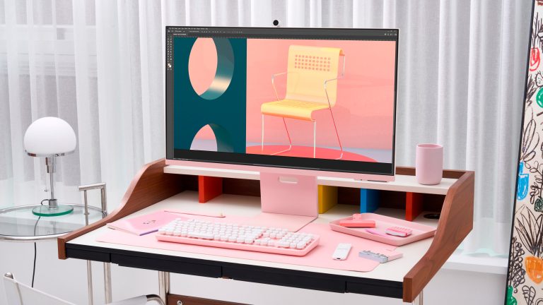 Ein Samsung Smart Monitor M8 in Rosa steht auf einem Schreibtisch neben weiteren rosa Arbeitsutensilien.