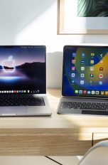 Ein MacBook Pro und ein iPad Pro stehen nebeneinander auf einem Tisch.