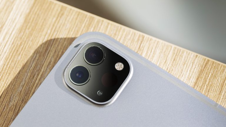 Detailansicht der Außenkameras bei einem iPad Pro.