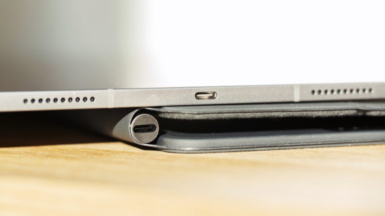 Blick auf die USB-C-Ports vom iPad Pro und dem Magic Keyboard.