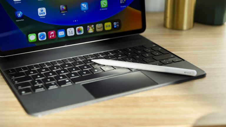 Ein Apple Pencil liegt auf dem Magic Keyboard von einem iPad Pro.