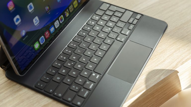 Blick auf das Magic Keyboard, das mit einem iPad Pro verbunden ist.