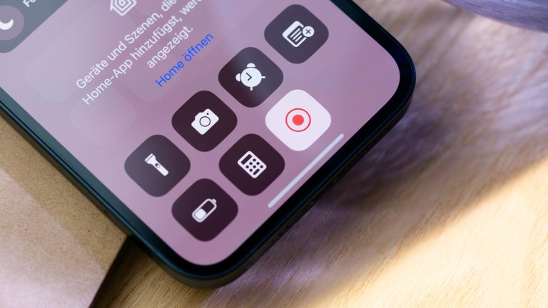 Das Kontrollzentrum eines iPhone ist zu sehen. Hier kann auf den integrierten Bildschirmrecorder zugegriffen werden.