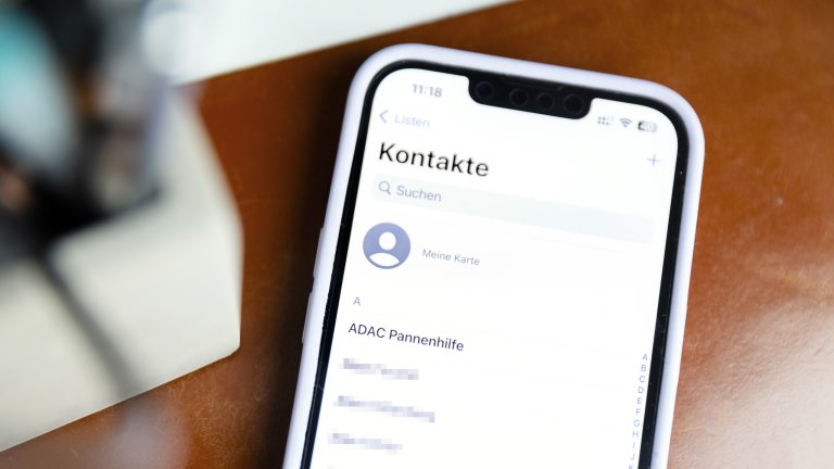 Nahaufnahme eines iPhone 13, auf dem die Kontakte-App ge&ouml;ffnet ist.