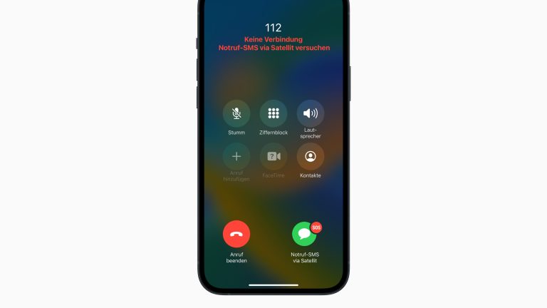 Ein iPhone 14, auf dem gerade der Notruf angerufen wird. Rechts unten zeigt das Gerät die Option an, eine Notruf-SMS via Satellit zu versenden.
