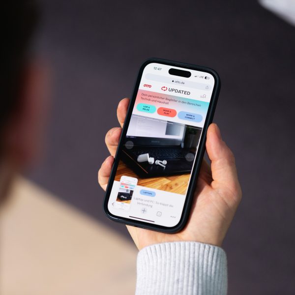 Eine Person h&auml;lt ein iPhone in der Hand und macht einen Screenshot von UPDATED.