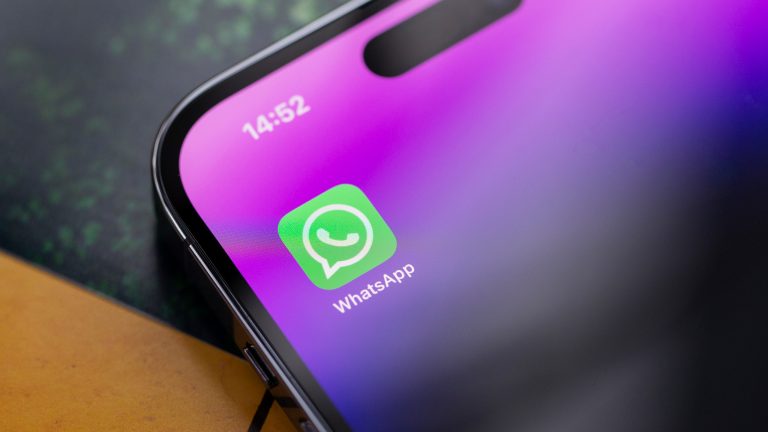 Das Logo von WhatsApp auf einem iPhone-Bildschirm.