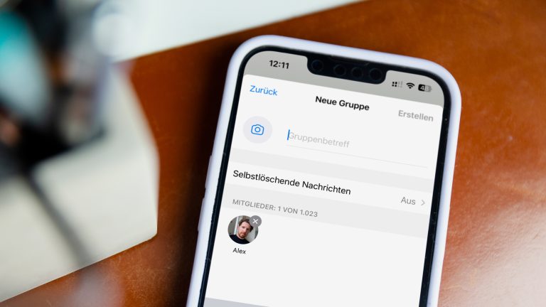 Auf einem iPhone ist das Erstellen von einer Gruppe in WhatsApp zu sehen.