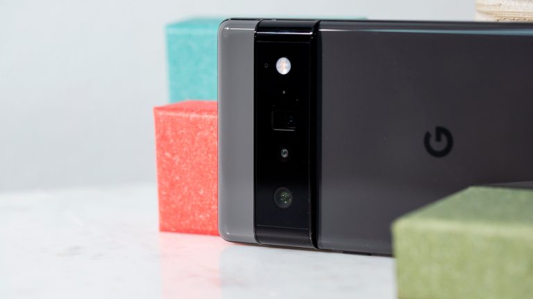 Ein Google Pixel 6 Pro liegt mit der Rückseite zur Kamera auf einem Tisch.