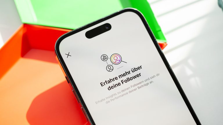 Ein iPhone 14 Pro, auf dem Informationen zu den Profi-Accounts von Instagram zu sehen sind.