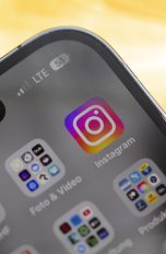 Detailansicht von einem iPhone 14 Pro, auf dem die Instagram-App installiert ist.