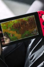 Eine Person spielt ein Spiel auf einer Nintendo Switch im Handheld-Modus.