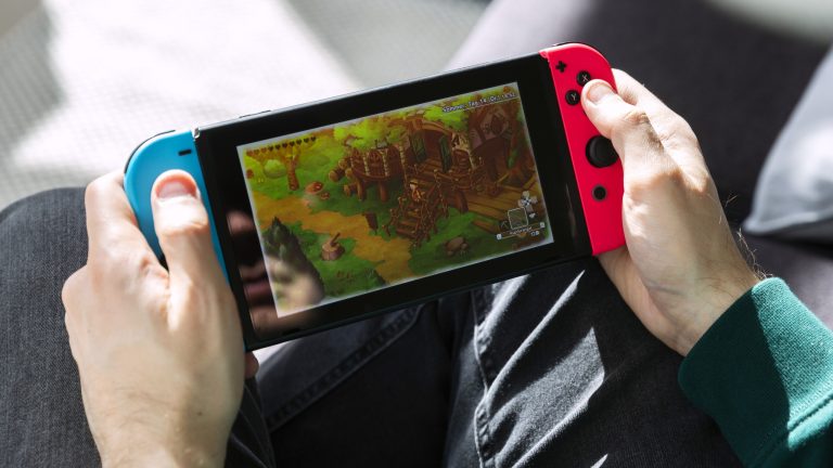Eine Person spielt ein Spiel auf einer Nintendo Switch im Handheld-Modus.