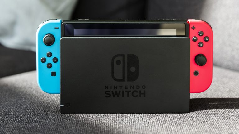 Eine Nintendo Switch steht in ihrem Dock.