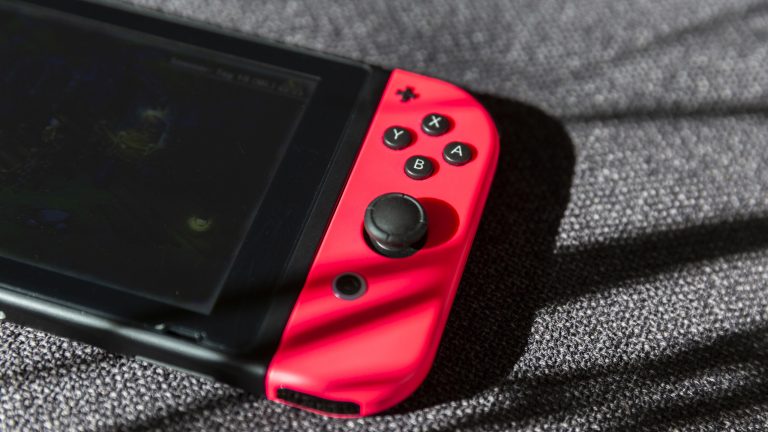 Detailansicht des rechten Joy-Cons an einer Nintendo Switch.