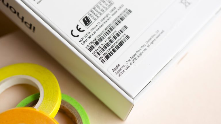 Die Verpackung eines iPhones mit Detailansicht der IMEI-Nummer.