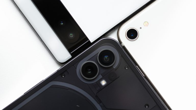 Nahaufnahme der Kameras auf den Rückseiten des Nothing Phone (1), des Google Pixel 6a und des iPhone SE (2022).
