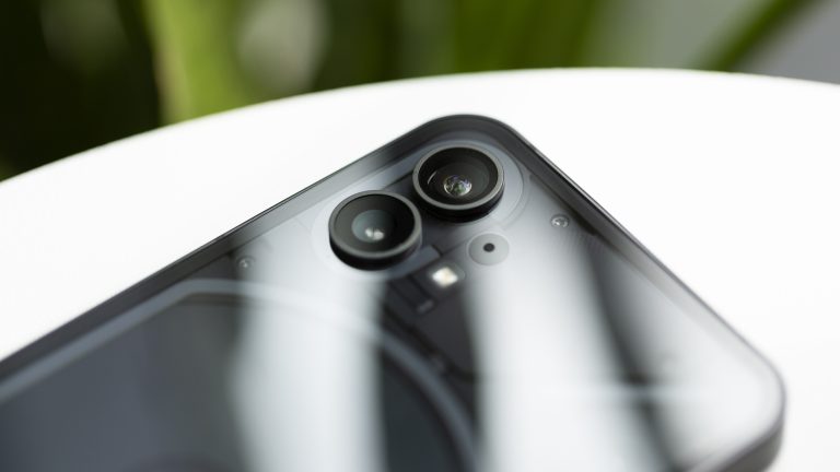 Nahaufnahme der Hauptkamera des Nothing Phone (1).
