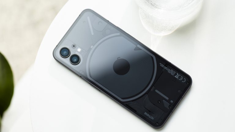 Auch ausgeschaltet ein Hingucker: Die transparente Rückseite des Nothing Phone (1) zeigt die einzelnen Bauteile.