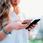 Eine Person h&auml;lt zwei Smartphones in den H&auml;nden.