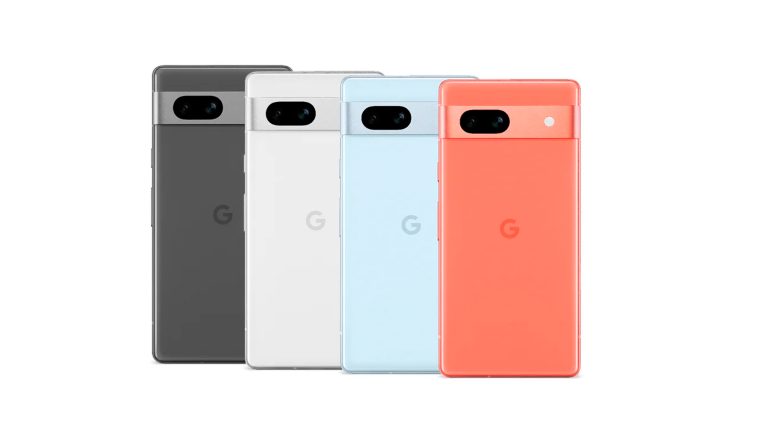 Vier Google Pixel 7a in vier Farben stehen nebeneinander.