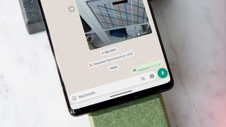 Nahaufnahme eines Pixel 6 Pro, auf dem ein Chatverlauf bei WhatsApp eingeblendet ist. Gut zu erkennen ist der „Bearbeitet“-Hinweis neben einer Nachricht.
