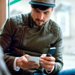 Eine Person h&auml;lt zwei Smartphones in der Hand.