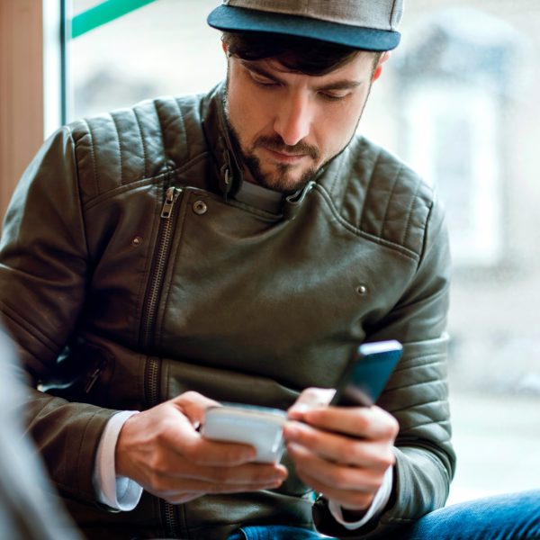 Eine Person h&auml;lt zwei Smartphones in der Hand.