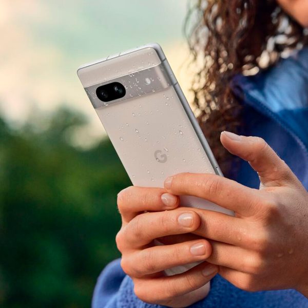 Eine Person h&auml;lt ein Google Pixel 7a in der Hand und tippt darauf.