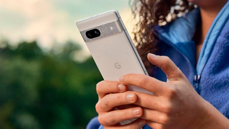 Eine Person h&auml;lt ein Google Pixel 7a in der Hand und tippt darauf.