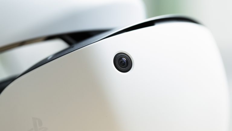 Nahaufnahme einer der vier Außenkameras der PlayStation VR 2.