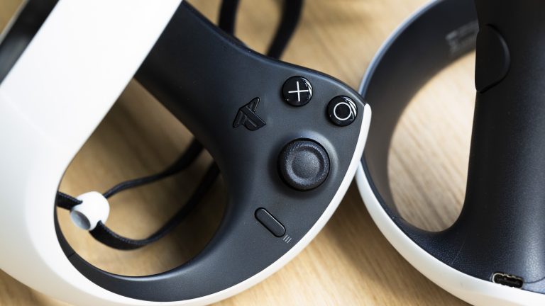 Nahaufnahme eines Sense-Controllers. Zu erkennen sind die typischen PlayStation-Tasten.