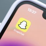 Blick auf ein iPhone, auf dem die Snapchat-App installiert ist.