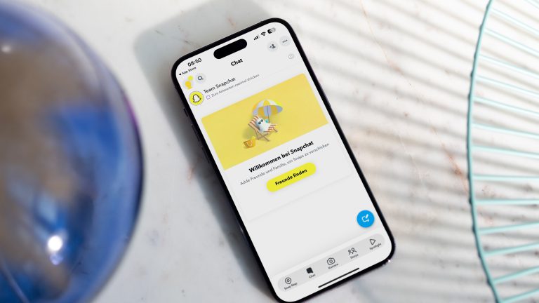 Blick auf ein iPhone 14 Pro Max, auf dem die Snapchat-Chats ohne MyAI ge&ouml;ffnet sind.