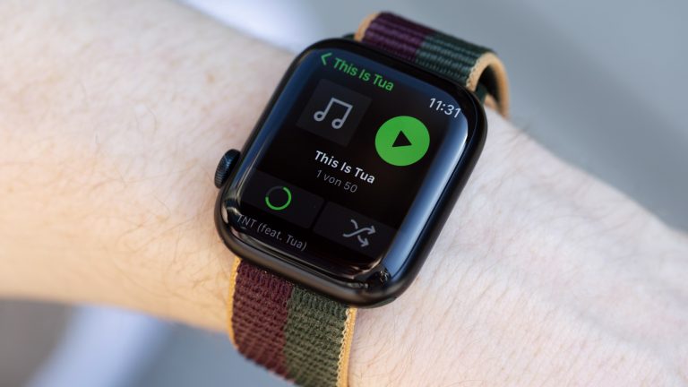 Nahaufnahme einer Apple Watch 8, auf der Spotify geöffnet ist und gerade eine Playlist herunterlädt.