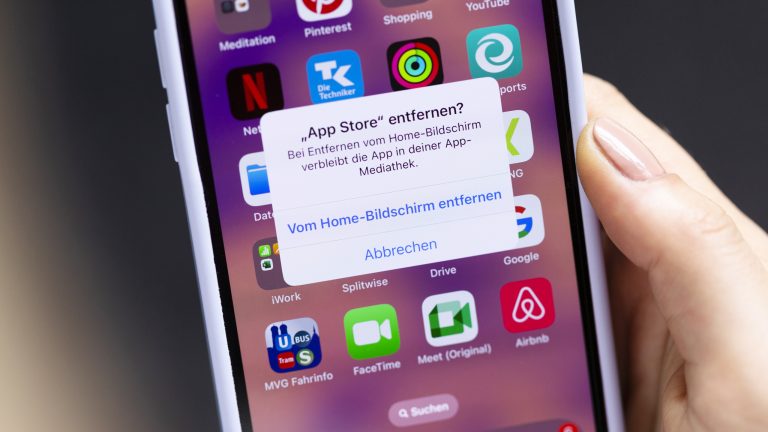 Nahaufnahme eines iPhone 13, bei dem eine Einblendung fragt, ob eine App in die App-Mediathek verschoben werden soll.