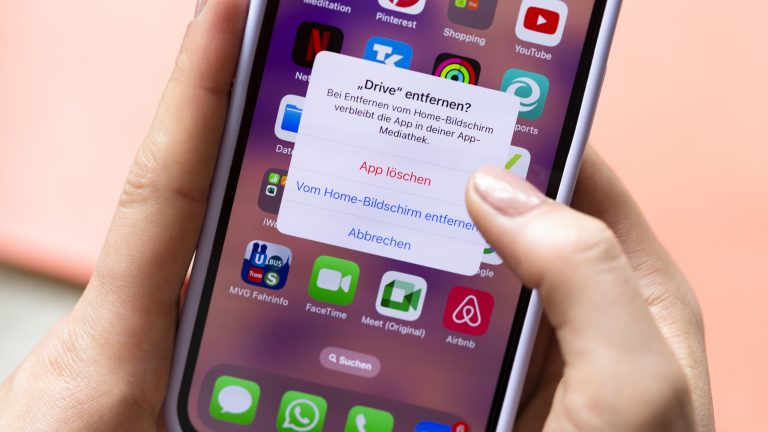 Nahaufnahme eines iPhone 13, bei dem eine Einblendung fragt, ob eine App gelöscht werden soll.