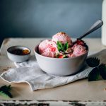 Eine Schale mit rotem Eis steht auf einem Tisch.