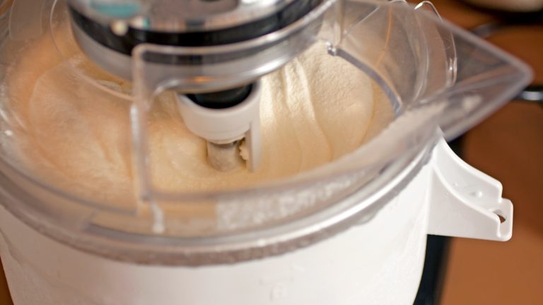Eine Eismaschine bereitet gerade Vanilleeis zu.