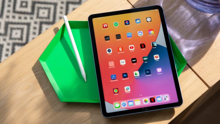 Ein iPad Pro liegt auf einer Schale, die auf einem Schreibtisch steht. Ein iPad Pro liegt auf einer Schale, die auf einem Schreibtisch steht.