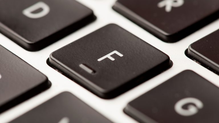 Detailansicht einer F-Taste mit Erhebung auf einer Mac-Tastatur.