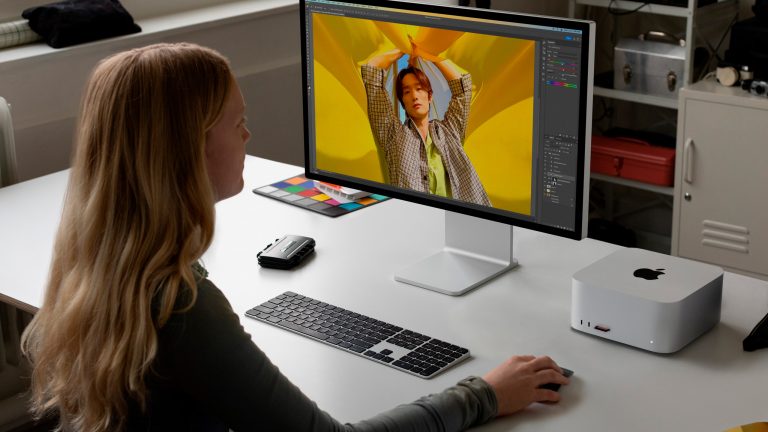 Eine Person arbeitet an einem Mac Studio.