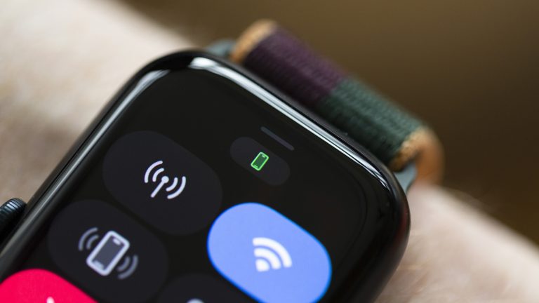 Detailansicht des angezeigten Smartphone-Symbols auf einer Apple Watch.