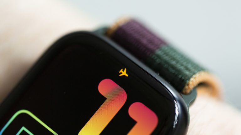 Detailansicht einer Apple Watch, die ein Flugzeug als Symbol anzeigt.