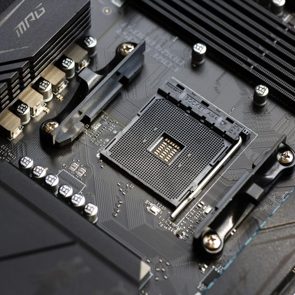 Detailansicht eines AM4-Sockels auf einem MSI-Mainboard.