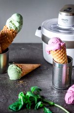 Eismaschinen: Hol dir die Eisdiele nach Hause Mehrere Eiswaffeln stehen neben einer Eismaschine auf einem Tisch.