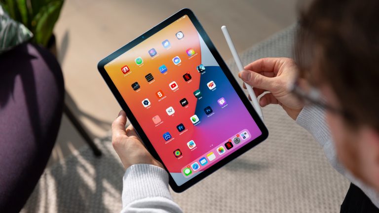 Eine Person hält ein iPad Air samt Apple Pencil 2 in den Händen.