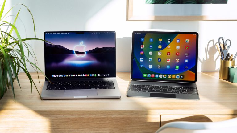 Ein iPad Pro und ein MacBook stehen nebeneinander auf einem Schreibtisch.